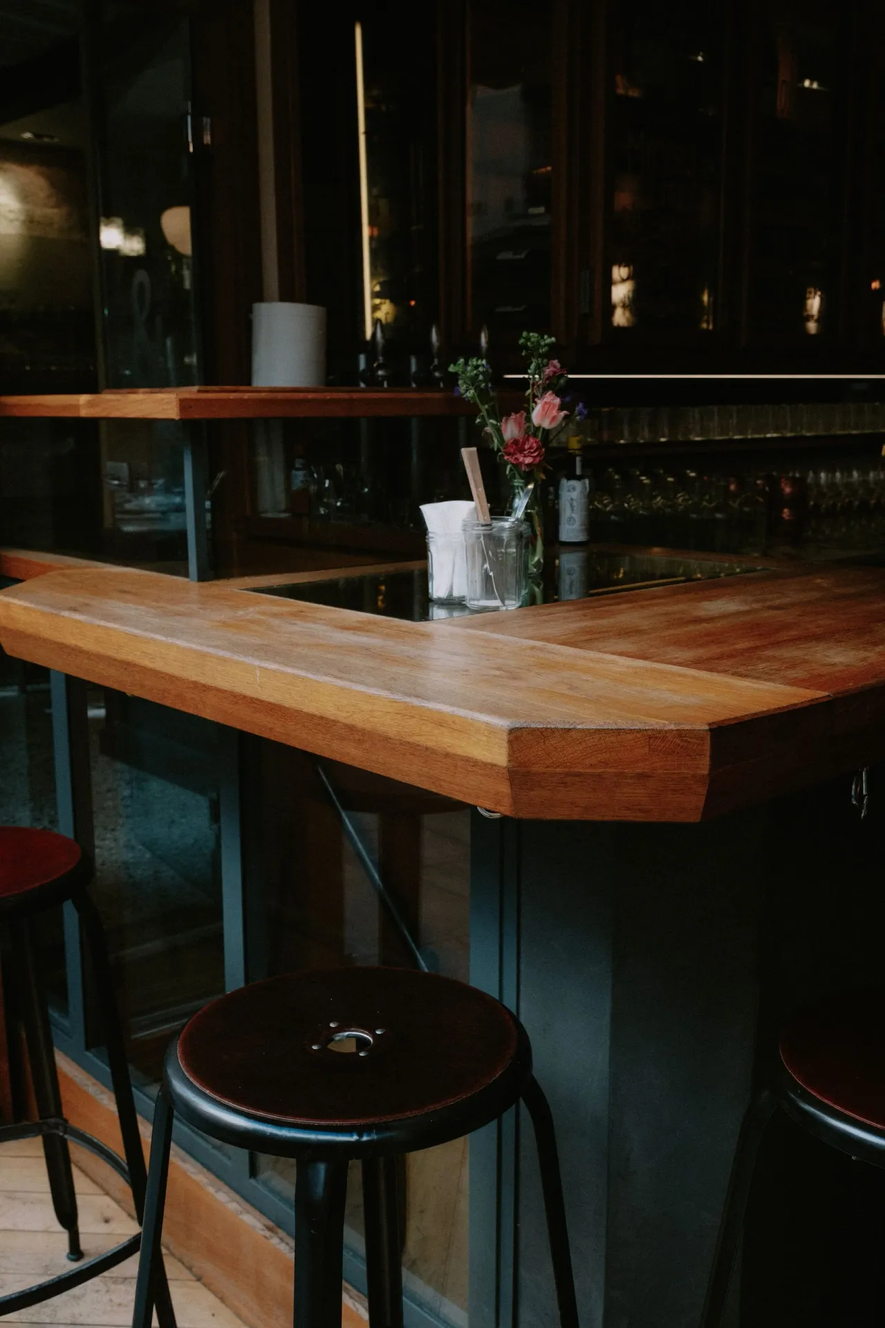 Le comptoir en bois et ses tabourets